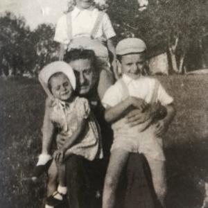 Pierre Sandrini avec ses 3 enfants, Jean-Gilles, Jean-Pierre et Anne-marie